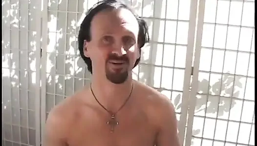 Muhteşem sarışın kızgın sert yaraklarla çifte sikiliyor