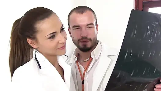 Azgın hemşireler koğuşta sikişiyor!