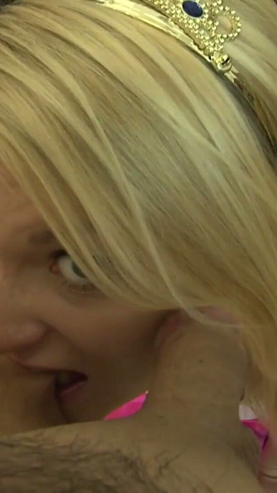 Prinzessin laesst sich die Fotze stopfen | Clip 1