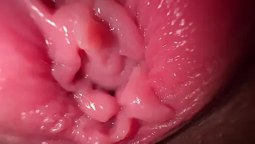 Amcık geniş açıyor ve edepsizce konuşuyor