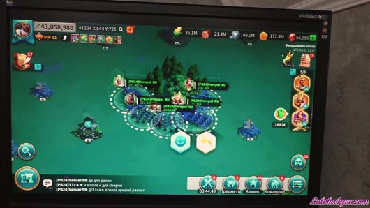 Genç kız erkek arkadaşının şehvetli bir sakso ile pc oynamasından rahatsız oluyor
