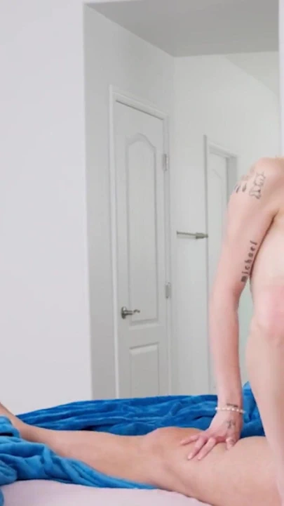 EĞLENCELI BOYUTLARDA SARıŞıN ÜVEY KıZ EMMA ROSIE BABASıNDAN BÜYÜK BIR YÜZE BOŞALMA ALıYOR | Klip 1