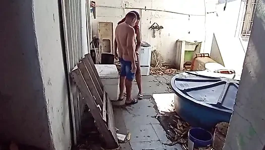 Arka bahçede temizlikçi kadına ateşli bir şekilde sokuyor