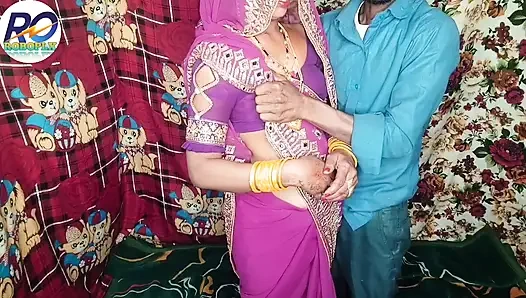 Seksi Hintli kadın üvey kız kardeşinin üvey oğlunu kısrağa dönüşerek ve onu kucağına kaldırarak ve yarağı içine koyarak sikiyor