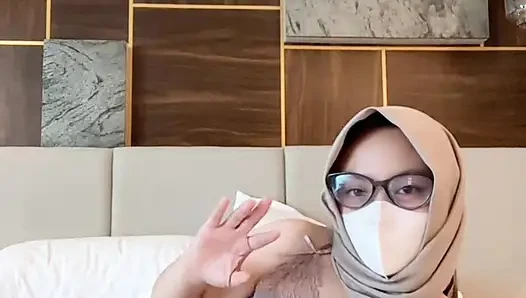 İç çamaşırlı kadın arkadan götünü sikiyor