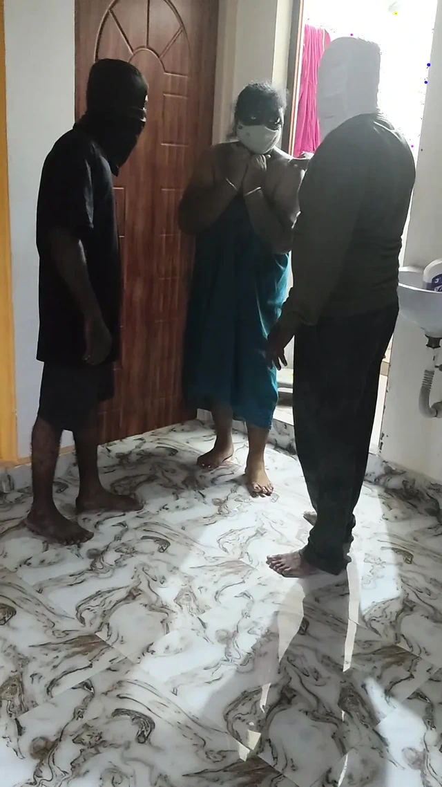 İki theives yalnız kadınlarla sikişiyor