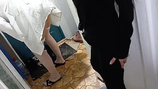 Doktoru mastürbasyon yaparken yakaladım ve boşalmasına yardım ettim