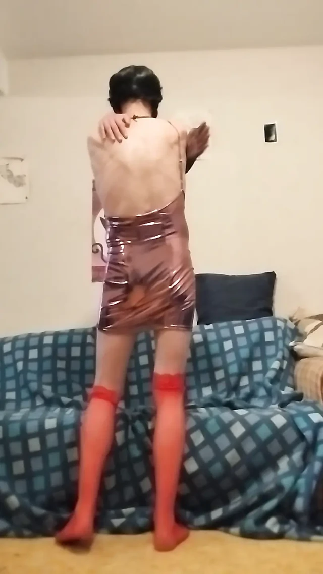 Esmer (yerli Nates) ve çok kısa bir Rose Disco elbisesi içinde, bu gece çok heyecanlıyım...