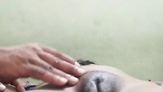 Hintli kadın yağ masajı yapıyor