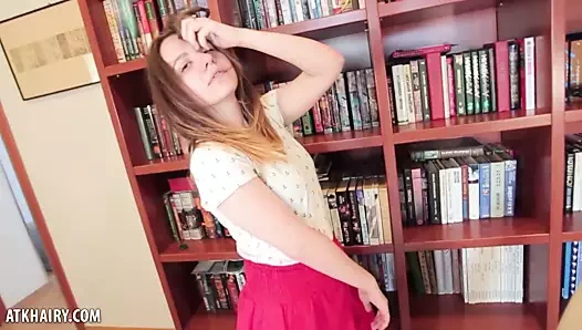 Ingrid kendini bir sandalyede parmaklamak için eteğini çıkardı