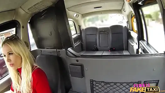 Kadın sahte taksi - azgın büyük memeli Max park yerinde teşhircilik riski alıyor ve pis bir araba sikişi ve anal eğlenceye puan veriyor