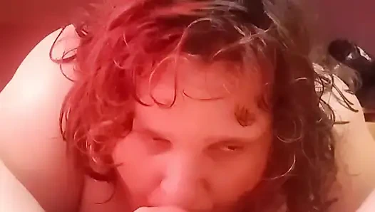 İri güzel şişman kız tarafından ateşli oral seks