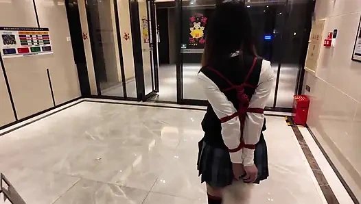 Okul üniformalı Hs19-a kız sokaklarda dolaştı