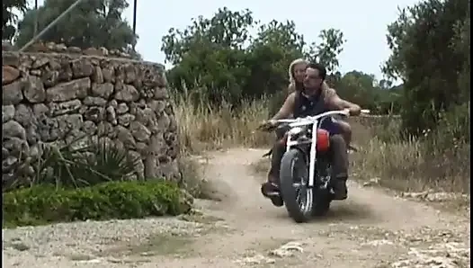 Bu sevimli genç sarışın yarak emici için büyük yarak
