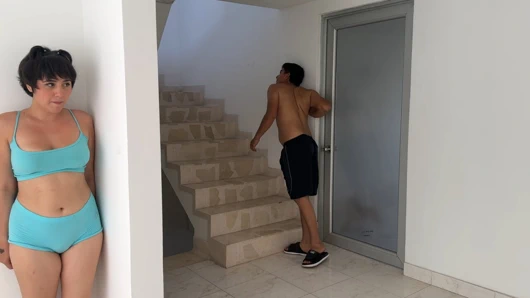 Seksi büyük götlü üvey kız kardeşimi evde sıkılmış buluyorum ve büyük yarağımı içine koyana kadar onu eğlenceli bir oyun oynamaya davet ediyorum.