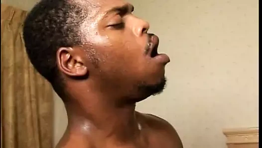 Kinky ahbap sikiş seansından önce siyah fahişenin amını traş ediyor