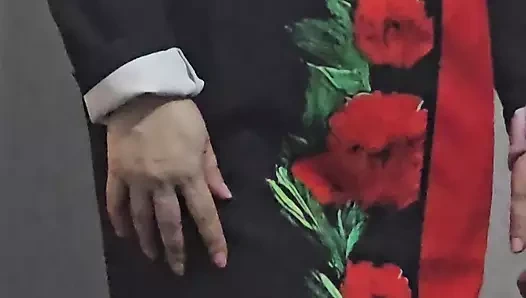 Üvey anne üvey oğlunun yarağının önünde seksi kıyafetlerini değiştirirken yakalandı