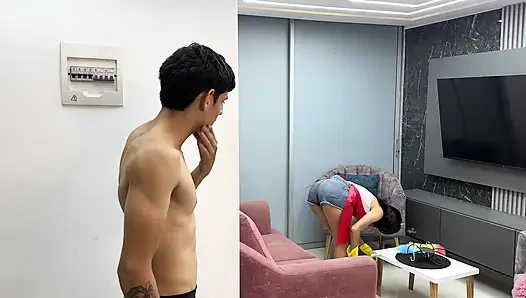 Sonunda hizmetçiyle yalnız bırakıldım ve sıkı götüyle onu sert siktim