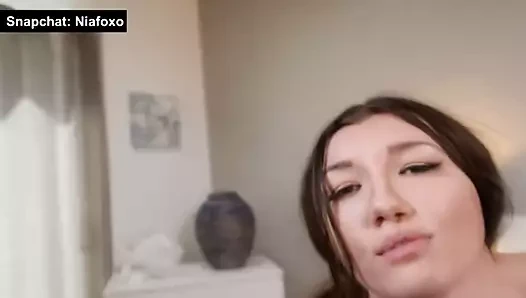 Üvey babası üvey kızının ıslak kedi sorununu çözmeye çalışıyor