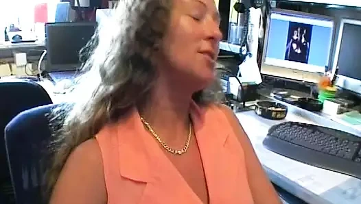 Tombul Alman kadın yerde dolu bir yarağı memnun ediyor