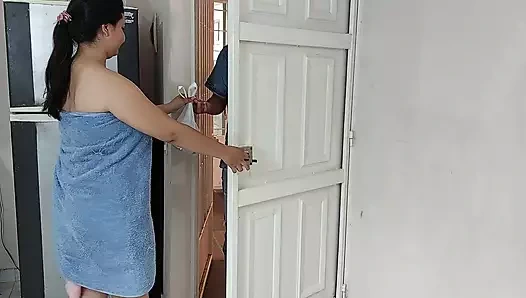 Bu kızın götünde dildo var, sıkı amcığını sikmemi istiyor