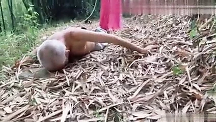 Büyükbaba kraliçeyi becermek alır