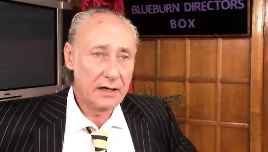 Büyük memeli orta yaşlı seksi kadın masada çikolata gözünü iyice parlatıyor