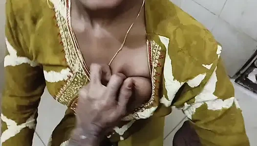 Tombul desi yenge banyoda devar'a katılıyor - yüksek sesle inleyen sert tabu seks rol oyunu"