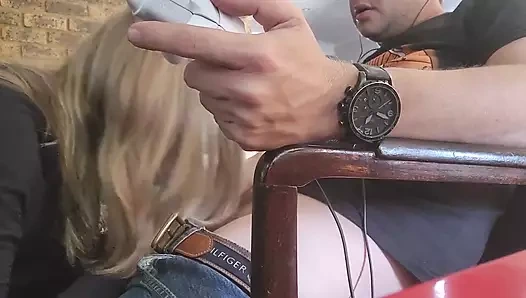 Ben Xbox oynarken üvey annem yarağımı emiyor