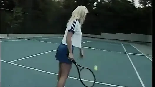Azgın adam tenis kortunda iki seksi kızla sert sikişiyor