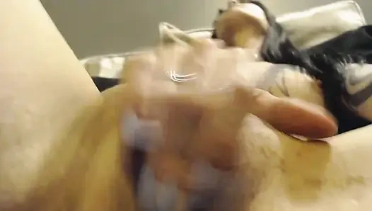 Amcığı ovuyor ve parmak yalıyor ve ıslak oyun