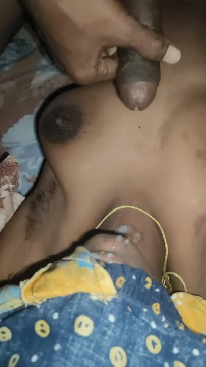 Hintli kadın göğüsleriyle oynuyor