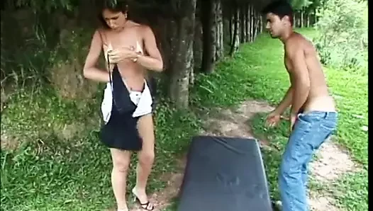 Adam tgirl'in bronzlaşmış götünü sert yarağıyla sikiyor