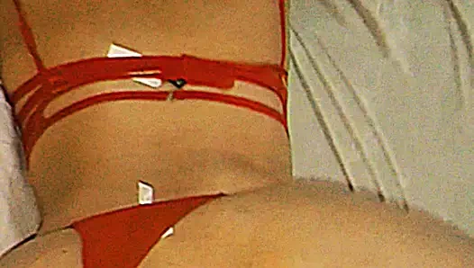 Kışkırtıcı kırmızı iç çamaşırlı beni yatak odasına çağırdı