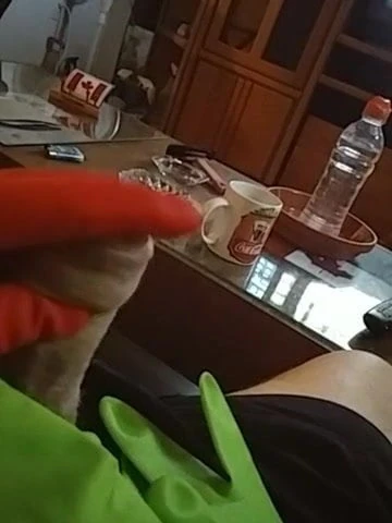 Lastik eldiven eğlencesi