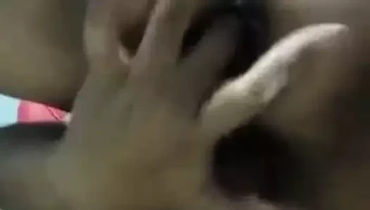 Phillipino 3 parmağını kıçına sokuyor.