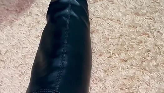 Siyah çoraplı uzun bacaklar