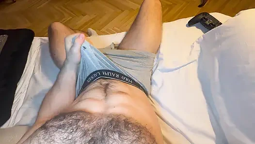 Erkek büyük bir döl üfleyene kadar inliyor ve edepsizce konuşuyor