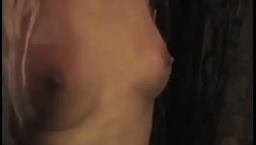 Olgun sahibe BDSM odasında çekici sarışın kadın ebeveyni tatmin ediyor ve cezalandırıyor