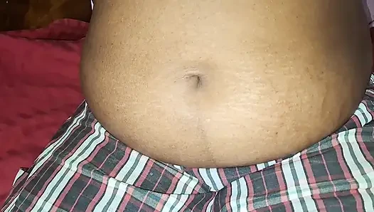 Güzel orta yaşlı seksi kadın minyon vücudunu gösteriyor