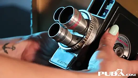 Ateşli Nicole Aniston boşalmadan önce ateşli kızıl saçlı Tana'yı filme çekiyor