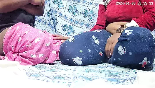 Büyük götlü Hintli kız ve oğlan ormanda seks yapıyor