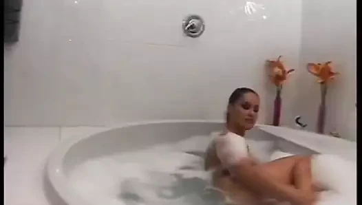 Muhteşem büyük göğüslü fahişe Angel Dark güzel büyük bir yarak emmeyi seviyor