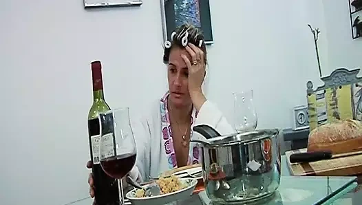 Azgın Fransız ev hanımı sıkı göt deliğinden yarağın tadını çıkarıyor