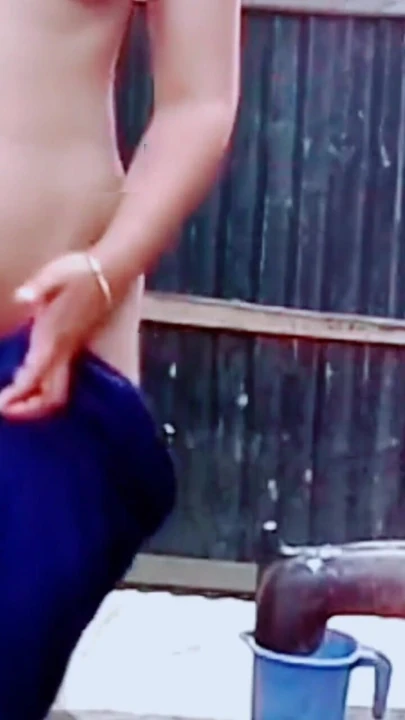 Komşu beni banyo yaparken gördü, arkadaşımı dans ederken ve birlikte mastürbasyon yaparken gösterdi. | Klip 1