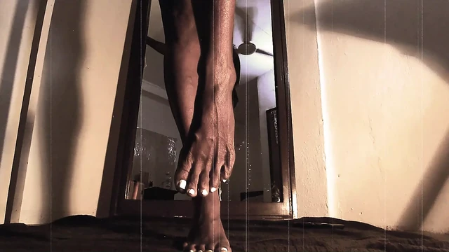 Ступни, ноги и задница соблазняют