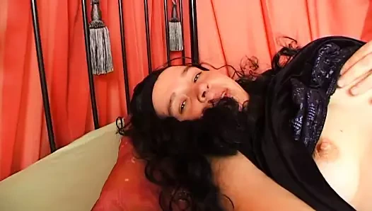 Entspanntes Teen spielt an Ihrer Fotze rum