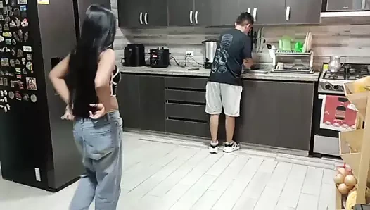 Arkadaşımla tanışıyorum ve sonunda onu sikiyorum