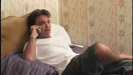 Zenci kız geliyor ve beyaz adamın soyundıktan sonra amını yamesine izin veriyor