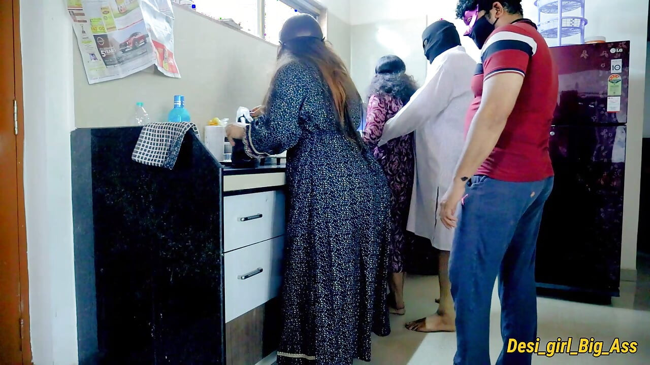 Mutfakta ateşli dörtlü seks